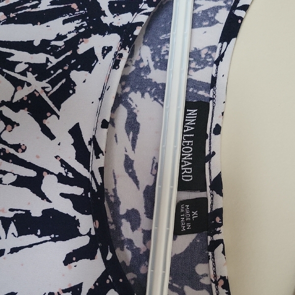 Black and White Abstract Women's Top - Picture 2 of 4